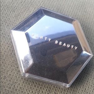 Fenty Beauty Makeup - Fenty highlighter Fenty Beauty Makeup - Fenty highlighter